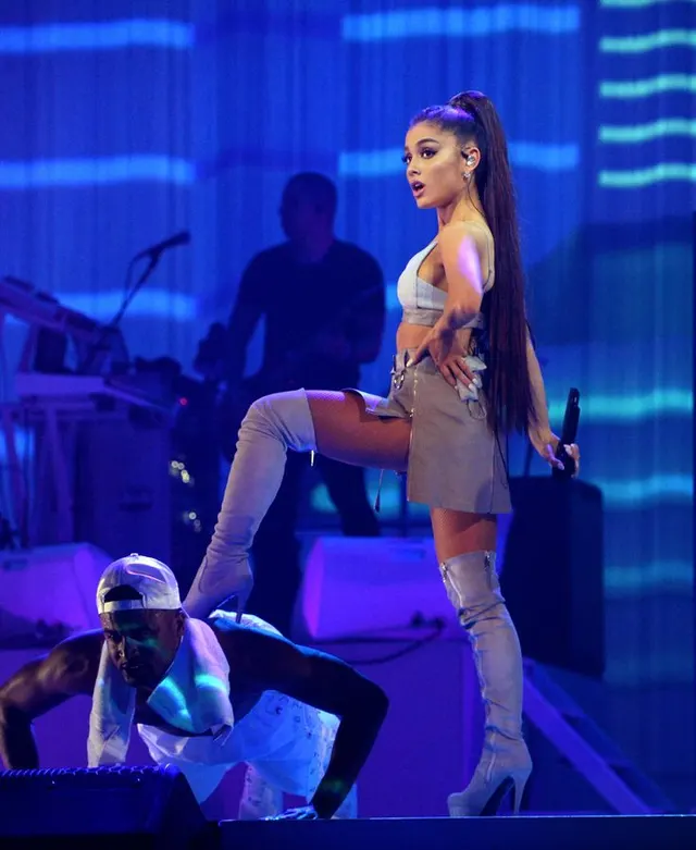 Ariana Grande showing her dancers who's boss