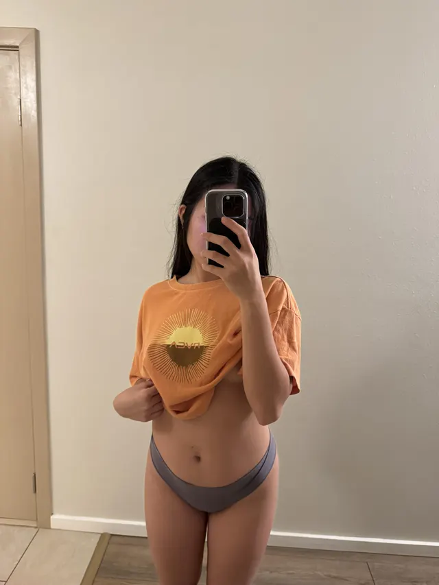 Would you come with me on a beach date ? <3