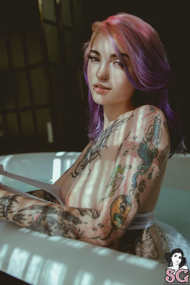 Though Light and Shadow 🖤 Model: Gloom