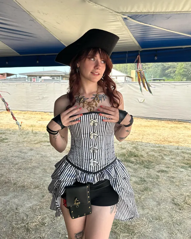 hot pirates have bangs 🖤🏴‍☠️