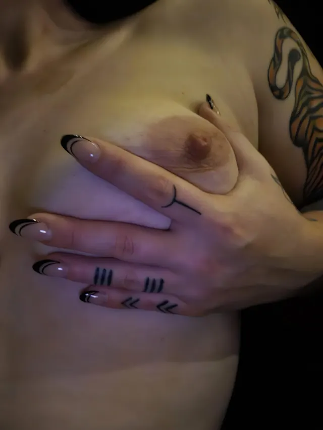 My claws are so shiny! 🖤