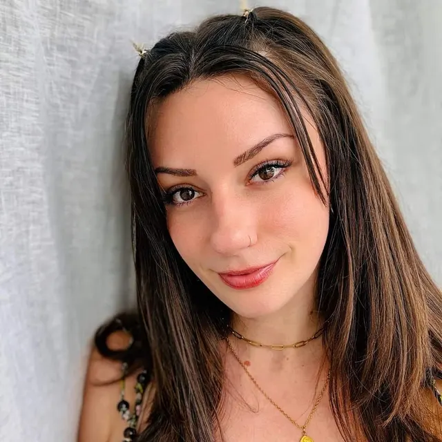 New pic! She looks beautiful