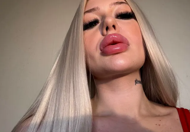 Love my big lips but want to have even bigger