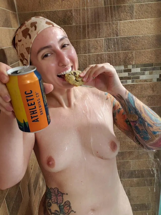 I think this meets the requirements for "brewbies," just in the shower and with a cookie🍻 