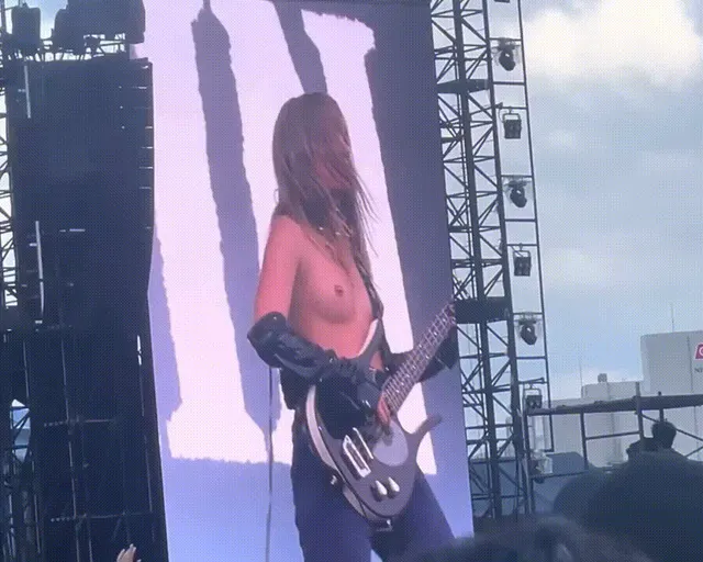 Victoria de Angelis going topless