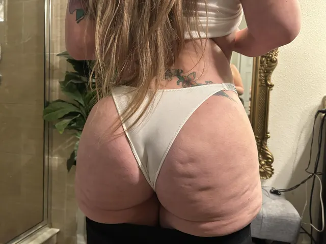 This is why I always wear thongs, this phat ass eats all my panties (f) 