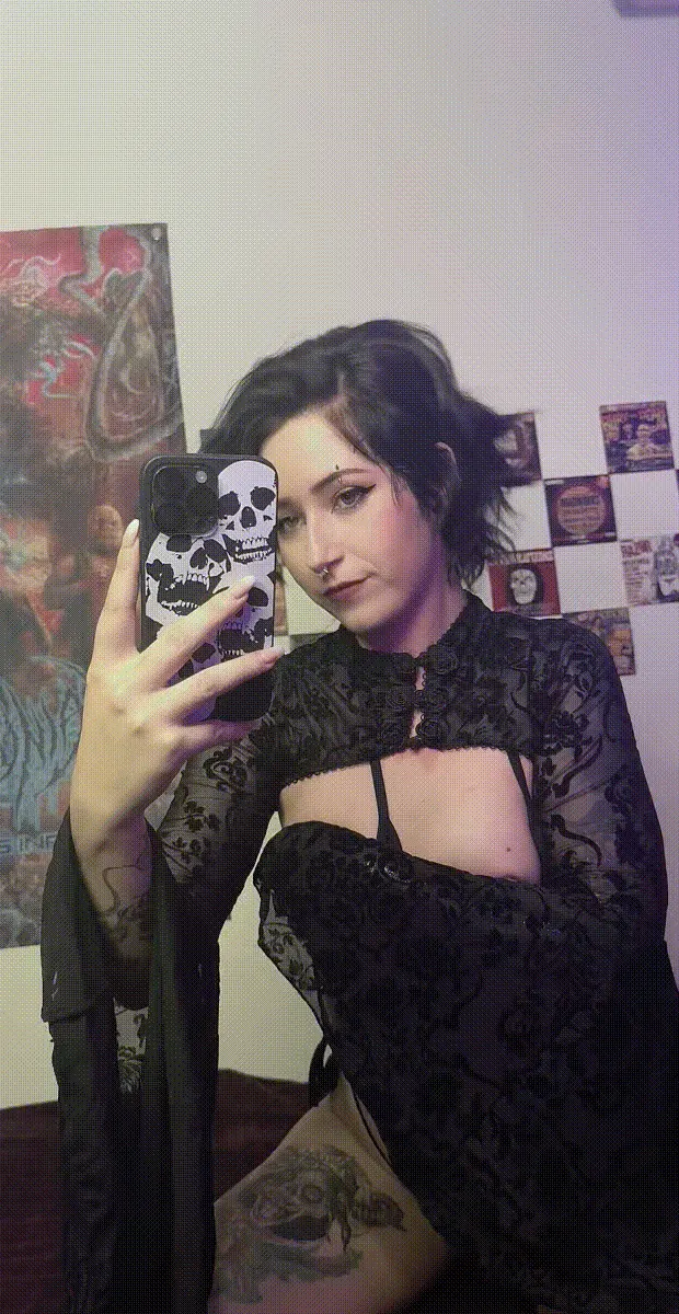 just a metal girl with a petite body that loves to show off