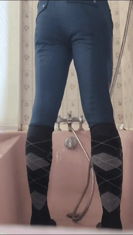 I love to shower while wearing my riding pants 🥰