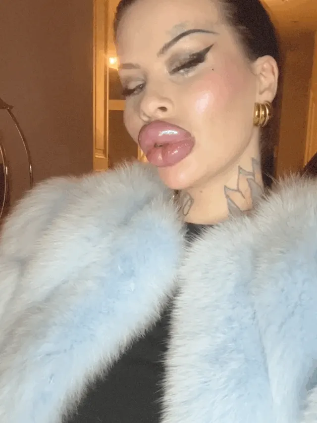 Big lips, jewelry & fur makes my Pusey go ….