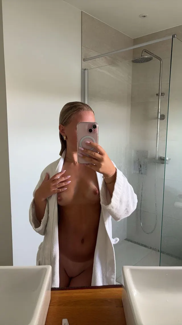 Älskar att snuska mig i duschen😏 ska vi göra det tillsammans?👅