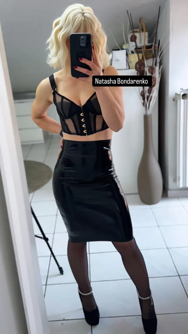 Latex pencil skirt… I love it! 🖤