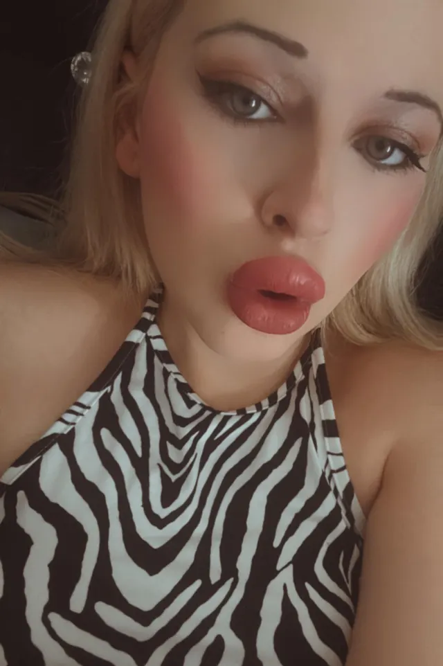 Who wouldn’t want kisses with those lips