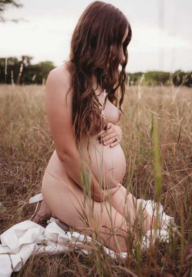 7 months pregnant and still keeping my figure ☺️