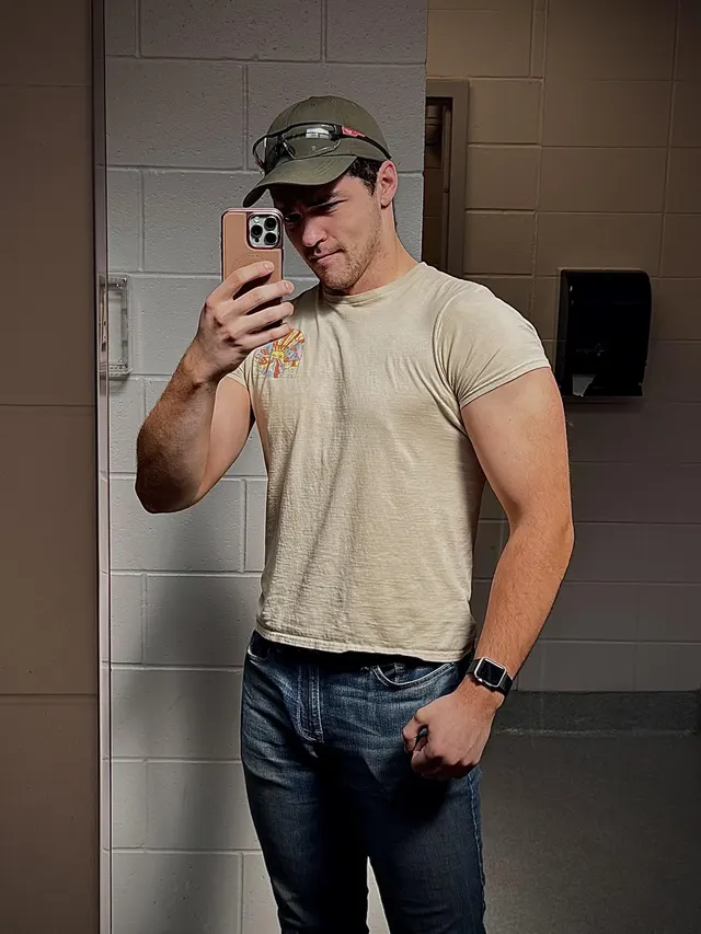 M24 living out in the middle of nowhere kind of sucks as a single gay man 😓