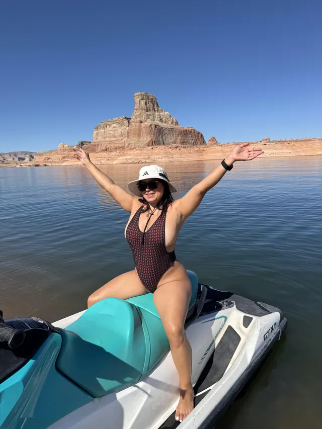 You know these WW one pieces make killer sideboobs.