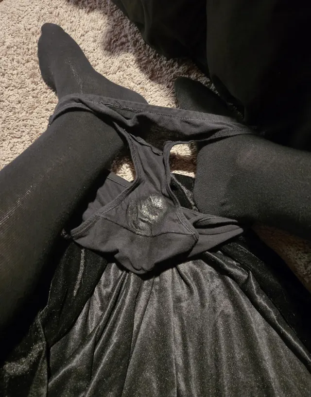 Getting horny at the halloween party shhhh dont tell haha (Im a witch!! 🧙‍♀️)