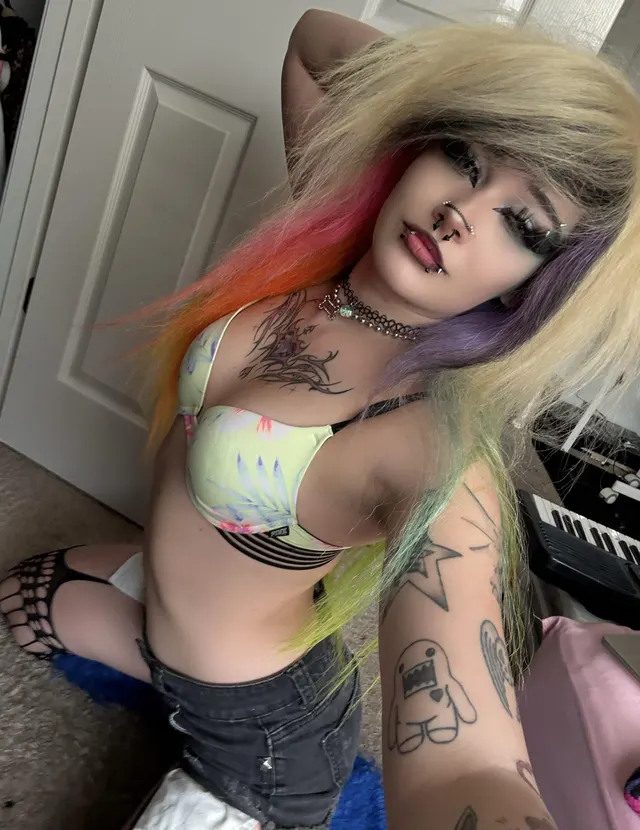 trying to become your fav scene girl <3