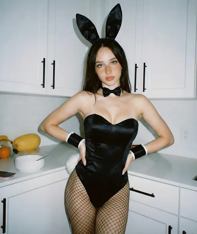 I’ll be a good bunny for daddy 🫣