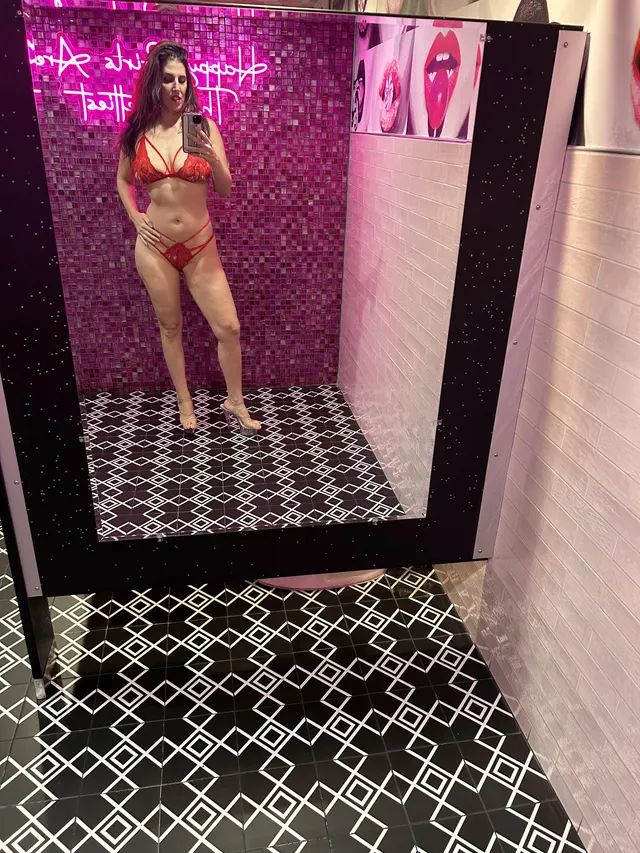 Dancing Jewish Queen