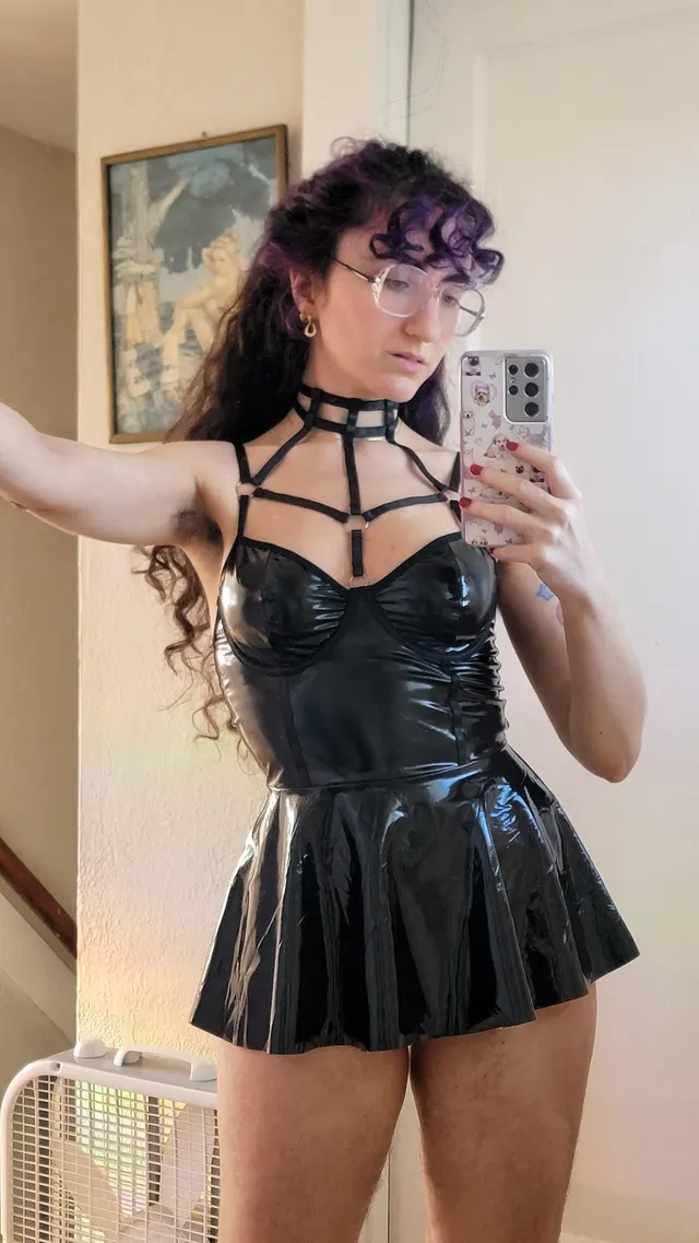 Who wants to be Dommed by a Jewish Babe? 👀 (can't be me, I'm tooooo subby, but the outfit sure is fun!)