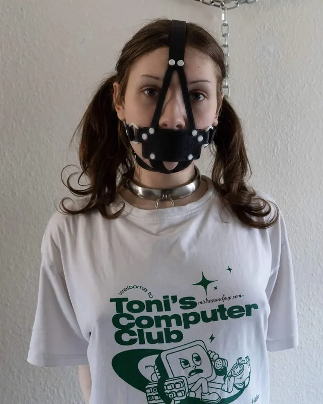 A pretty pup in a panel gag.