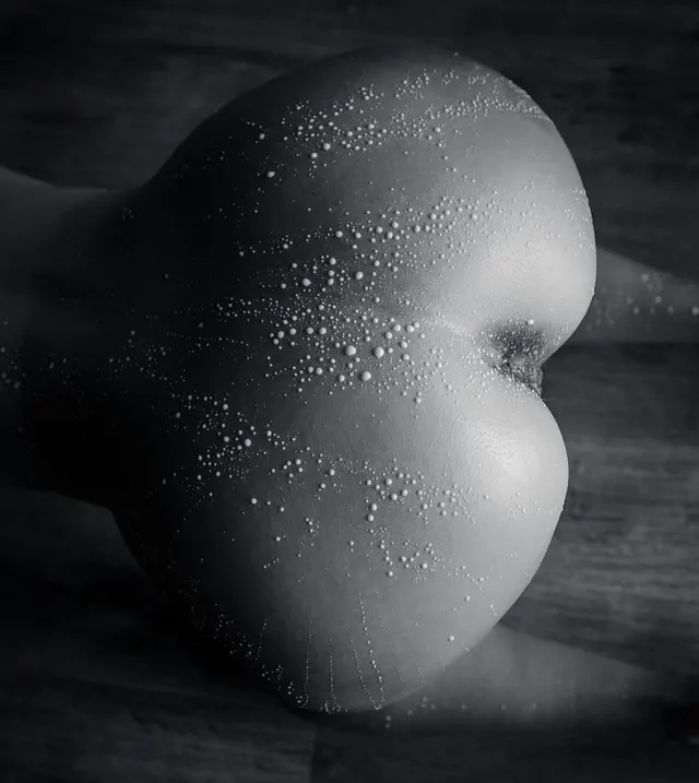 Little white droplets - Source: my personal archive, Berlin/2024. Model: myself. The photographer wants to remain anonymous. No filter, no AI, just manual skills