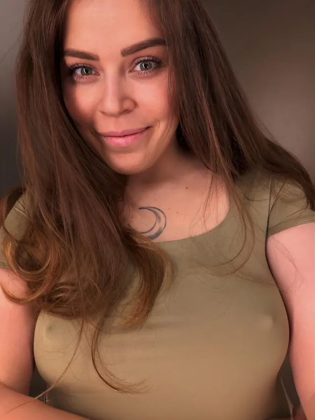 A braless selfie is always better