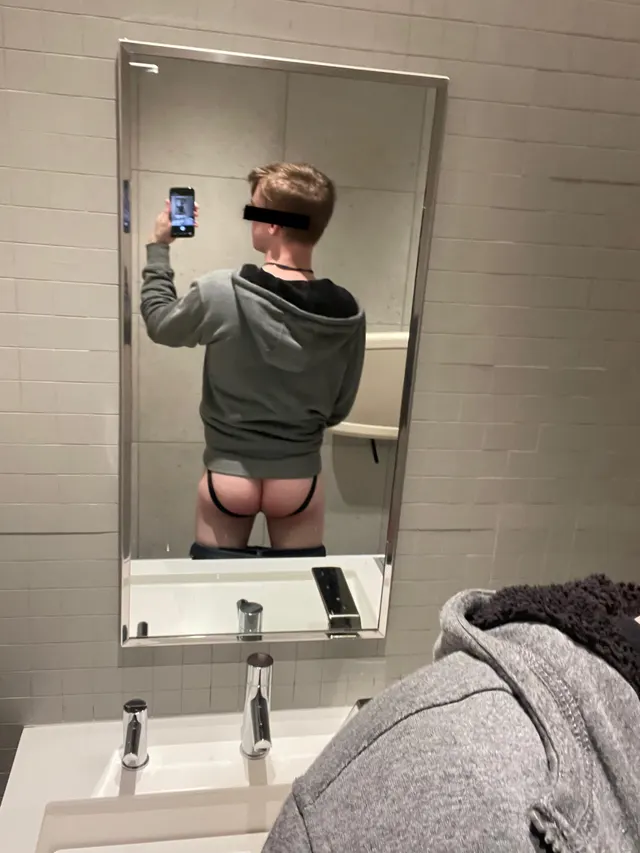 21m I get so horny at work!