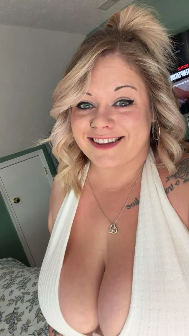 Lowkey busting outta this new top 😂