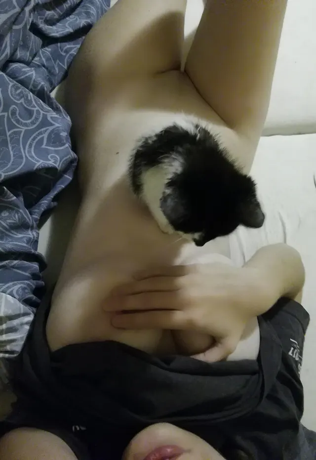 (f) When you try to take a nude but your pussy insist on being a part of it 🙄❤