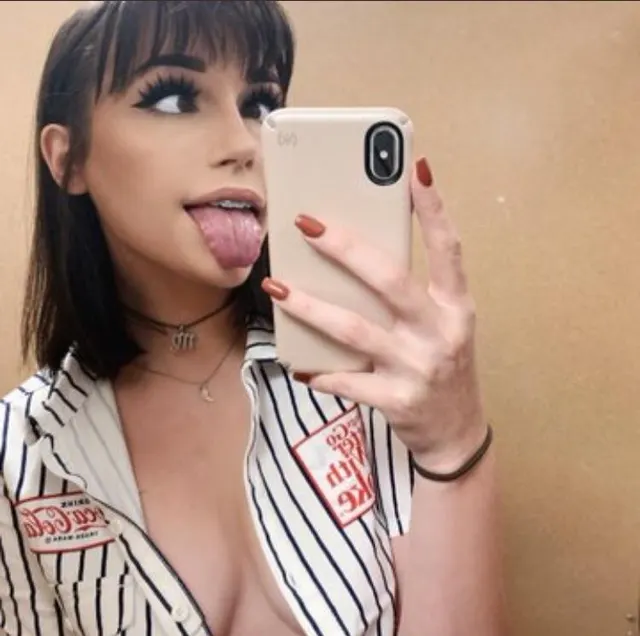 Hi I’d like everyone to look at my hot friend. Thanks.