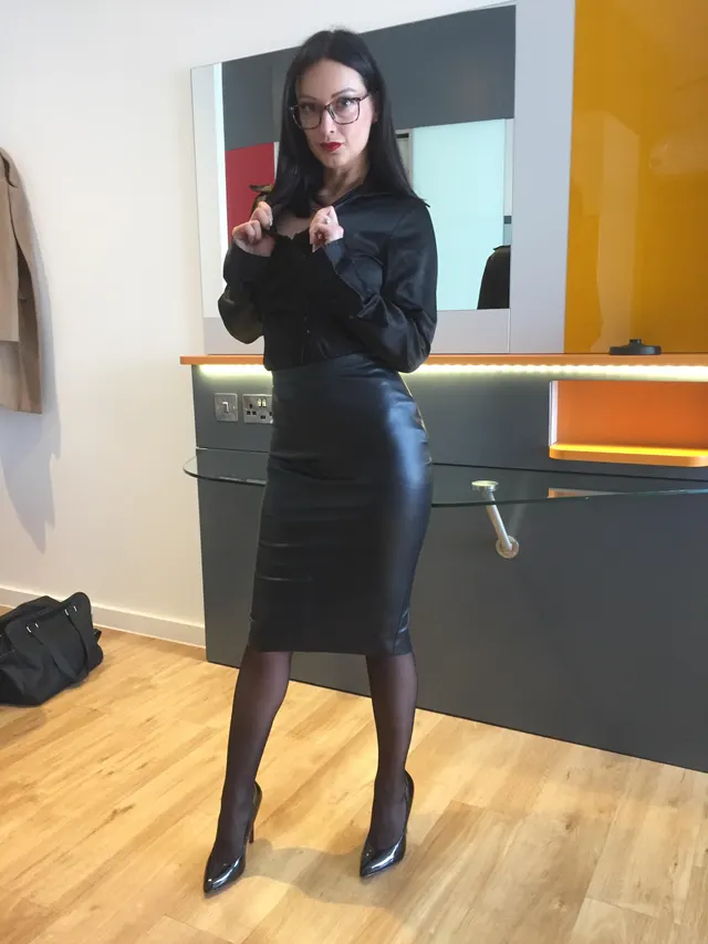 High waisted pencil skirt in high heels is what your boss needs