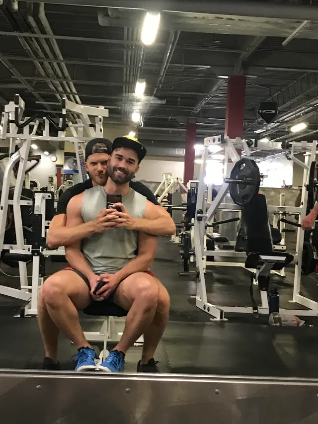 Bros who gym together, selfie together