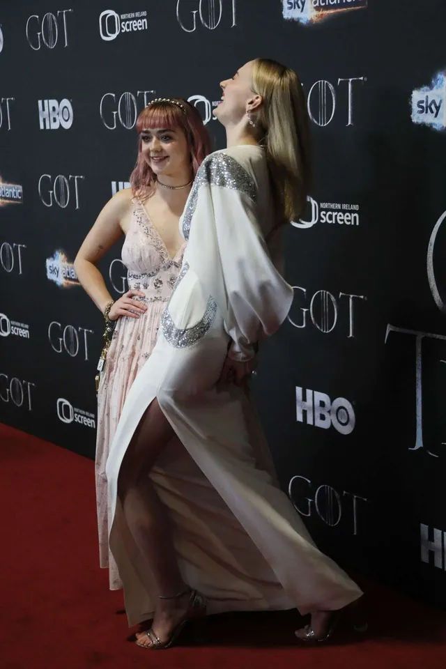 Maisie Williams grabs Sophie Turner's ass on the red carpet