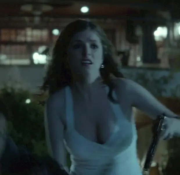 Anna Kendrick jiggles as she runs