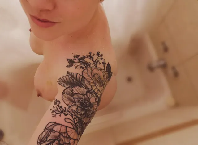 Long time no see, sexy redditors. Just gave my two week's notice at my insanely stressful job, so hopefully I can start posting more again soon. 😘 (F)