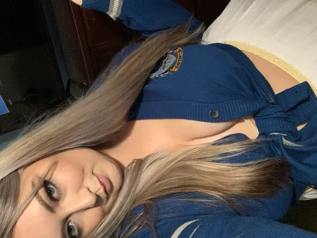 How would you punish a bad school girl like me?💦