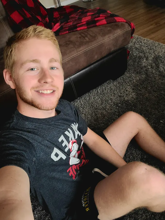 Post home workout selfie. Really trying to get back to feeling confident about my body.