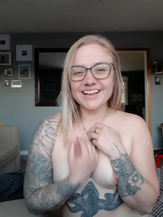 No makeup, no clothes, just giggles. Anyone else making the best out of quarantine?!😍🙊