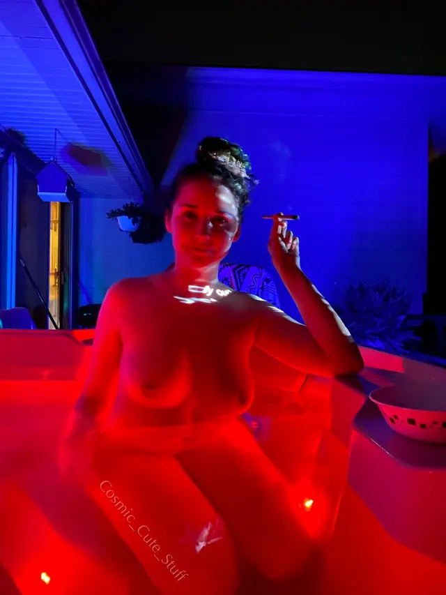 [F]eeling sexy AF, because guess who just got a hot tub... 😊