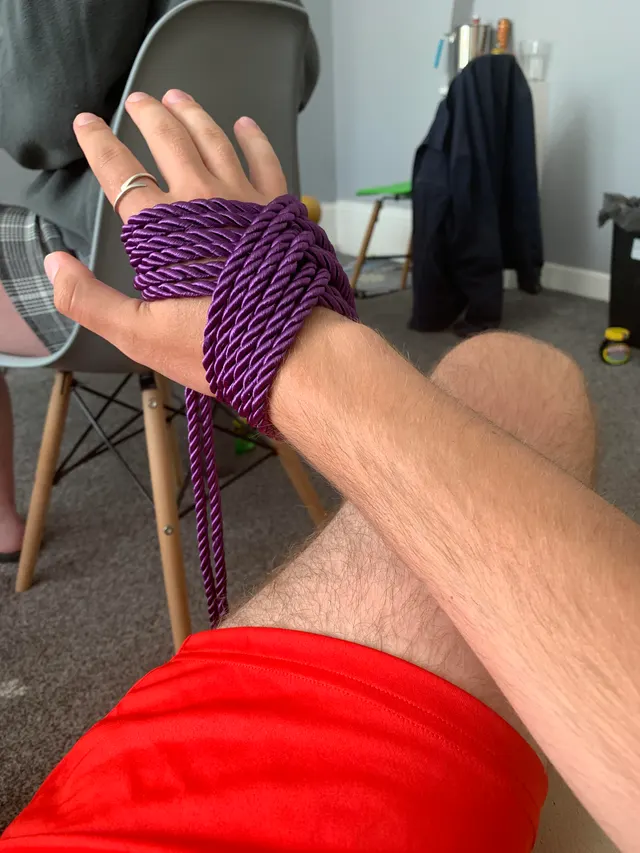 New to this, was wondering if there’s any way to tie both hands nicely with a single rope? I like this one because it feels very safe and strong.