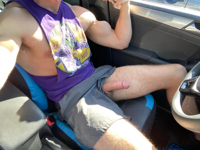 Semi, anyone interested in seeing it fat & throbbing 😉🤷🏼‍♂️