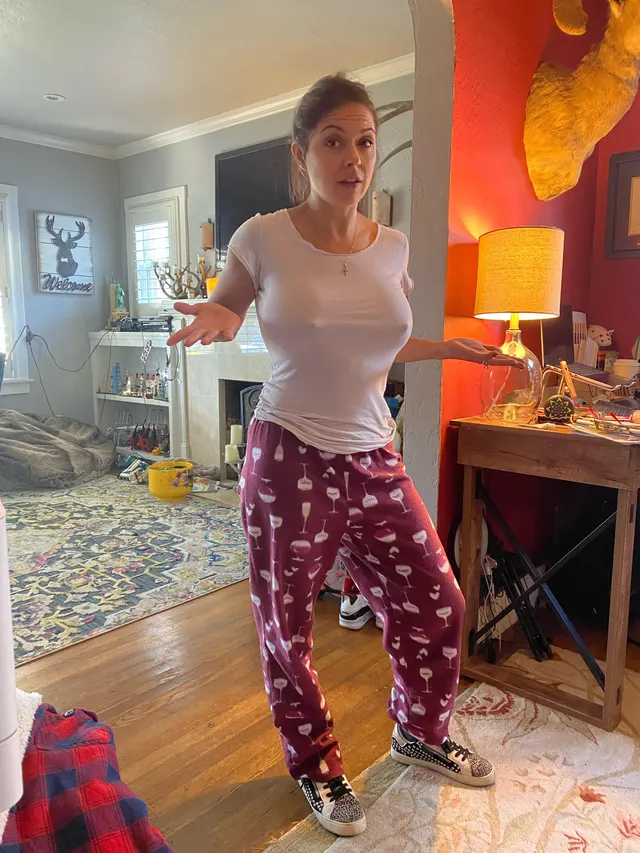 My mom-wear is sex-ayyy, ya? (It’s my sneakers, I know. I did that)