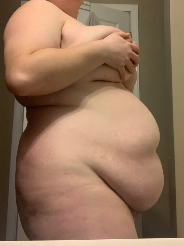 You can’t tell how big my tummy is till you lift my titties 😯