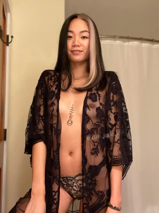 I love sharing my bellybutton with you :) [F]