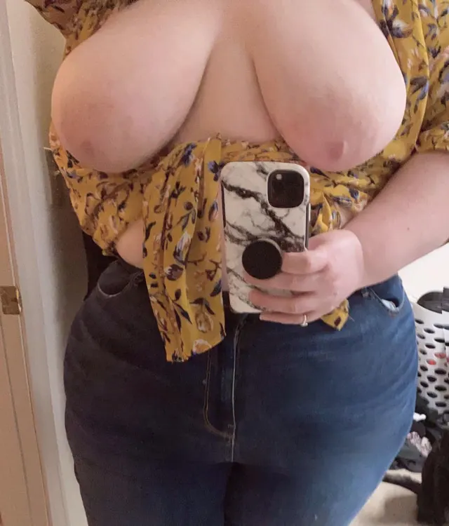 First titty reveal 😏