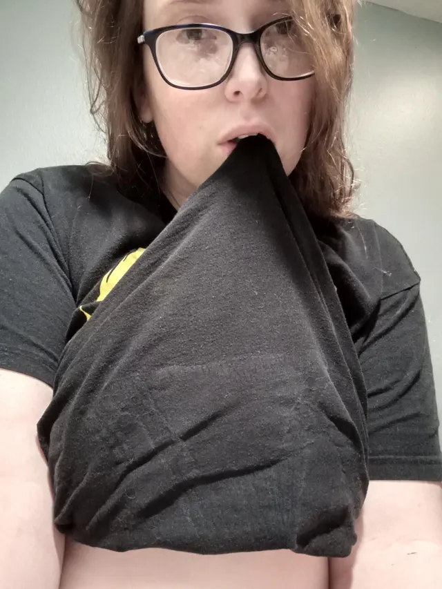 [F] I know you wanna see what's under this shirt 😉