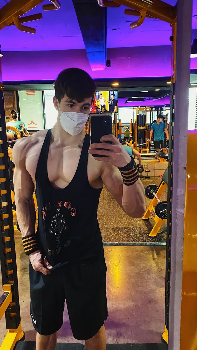 Just moved to Seoul 🇰🇷 and have settled and found my gym! (and it glows purple and yellow! 💜💛🏋🏻‍♂️)