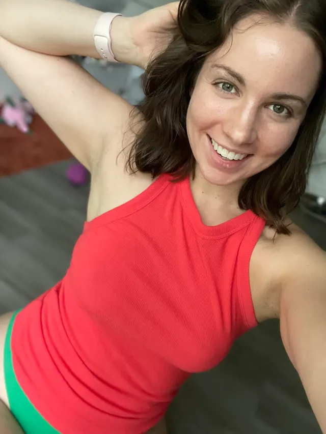 Chilling with no makeup on [F]