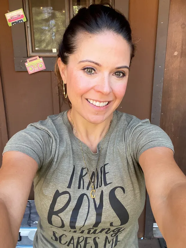 A little milf selfie from my cabin for you 🥰